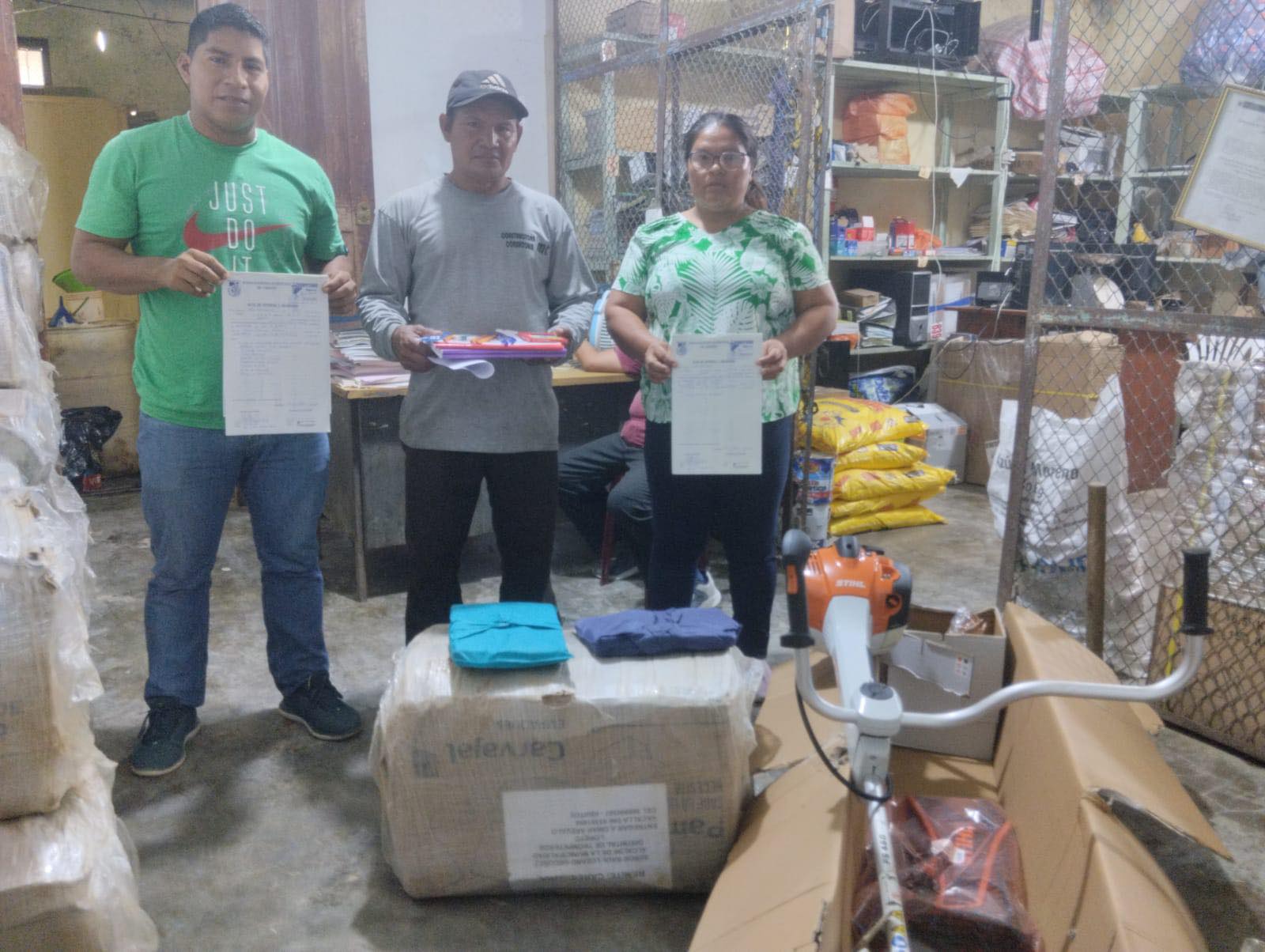 Municipalidad de Trompeteros Entrega Útiles Escolares y Moto Guadaña a la Comunidad de Santa Clara