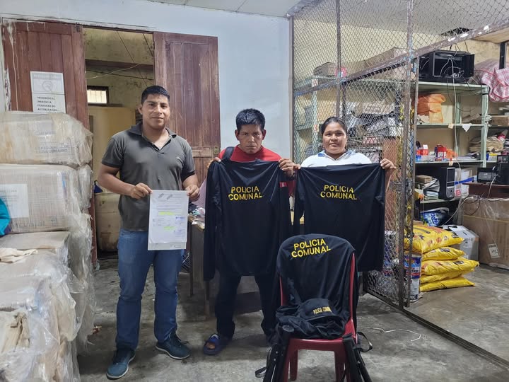 Municipalidad de Trompeteros Entrega Indumentaria a la Policía Comunal de San José de Porvenir